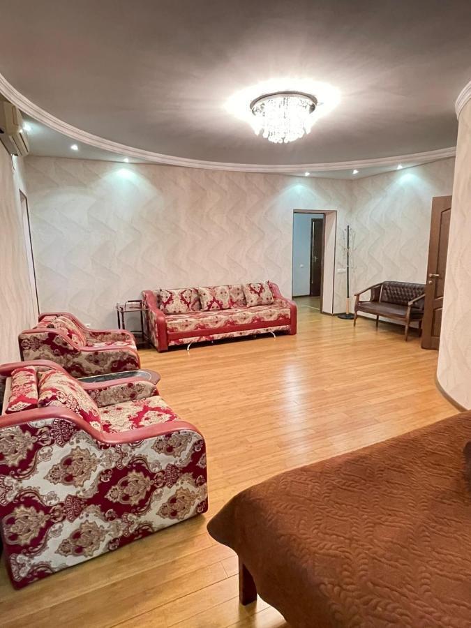 Apartamento Knijny Gorod Almatý Exterior foto
